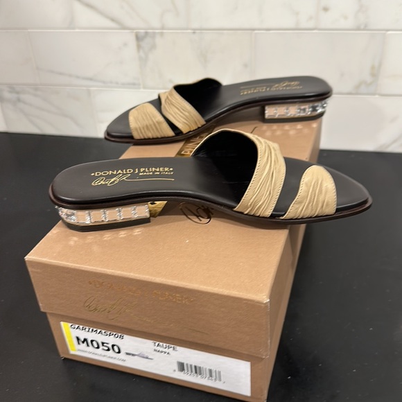 New-Donald Pliner sandals - Picture 6 of 8